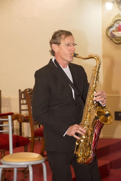 Claudio Marchetti tiene como hobby tocar el saxo; sin embargo, descubrió su amor por las construcciones sobre hierro como otra forma de ocio