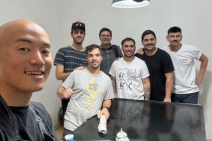 Claudio Matsumura con sus alumnos durante una clase de afilado