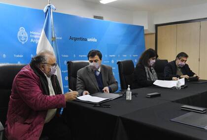 Claudio Moroni, ministro de Trabajo, firmó hace dos meses el acta de aumento para los estatales; hoy, aceptó reabrir la negociación