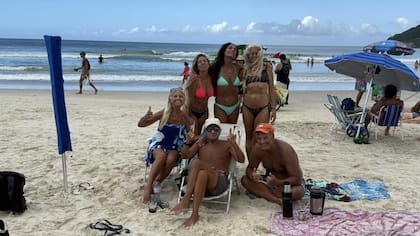 Claudio Napolitano en la playa, rodeado de amigos, en Brasil