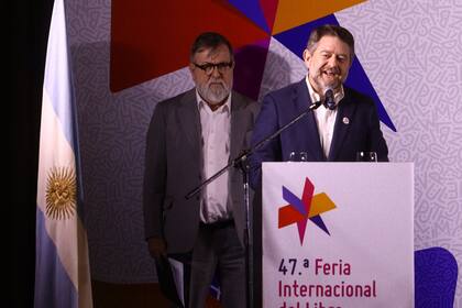 Claudio Orrego, gobernador regional Metropolitano de Santiago de Chile durante el acto inaugural de la Feria del Libro, y Jaime de Aguirre, Ministro de las Culturas y las Artes de Chile