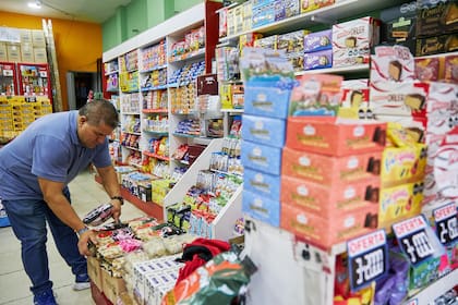 Claudio Páez atiende su kiosco desde hace 12 años; se queja por el aumento de los costos fijos, como servicios e impuestos