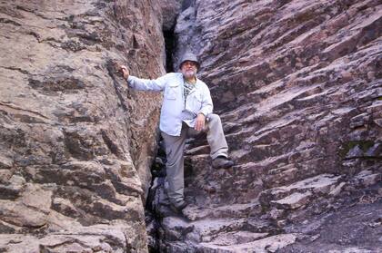Claudio Parica en la Meseta de Somuncurá, donde realiza un proyecto sobre el agua en regiones desérticas