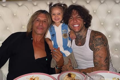 Claudio Paul con su nieta y su hijo Alex