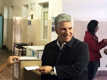 Claudio Poggi, en el momento de emitir su voto en la capital puntana