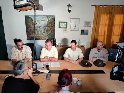 Claudio Sacramento (segundo desde la izquierda) hace unos días cuanto convocaron a una conferencia para explicar su solidaridad con los guardaparques procesados por el accidente en el Parque Nacional Lanin el 1° de enero del 2016