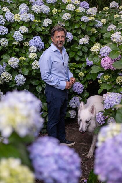 Claudio Stamato entre las hortensias que sembró en la Isla El Descanso