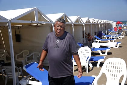 Claudio Tapia, ayer, de vacaciones en el Balneario 12 de punta Mogotes