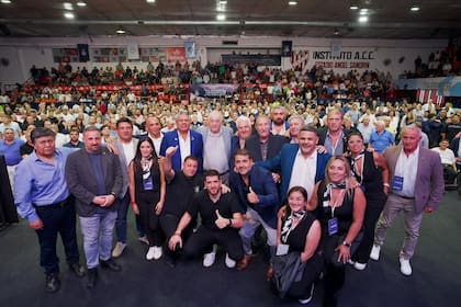 Claudio Tapia, durante el encuentro en Córdoba, acompañado por Pablo Toviggino (tesorero), Cristian Malaspina (Argentinos Juniors) y Hernán Arboleya (Lanús)