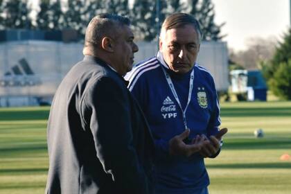 Claudio Tapia, el presidente de la AFA, con el DT Carlos Borrello, en Ezeiza