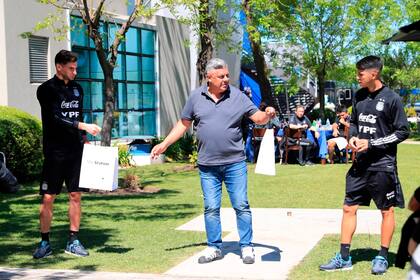 Claudio Tapia pasó por el predio de la AFA con regalos por los cumpleaños de Lucas Alario y Exequiel Palacios.