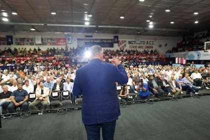 Claudio Tapia, frente a cientos de dirigentes del interior del país, durante el encuentro realizado en el microestadio de Instituto de Córdoba