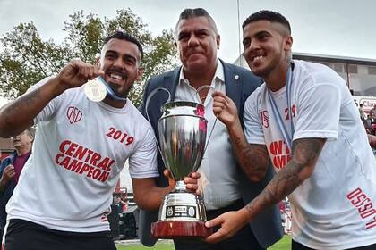 Claudio Tapia junto a sus dos hijos: Matías (izquierda, hoy presidente) e Iván (derecha, hoy capitán del equipo), el día del ascenso a la Primera Nacional.