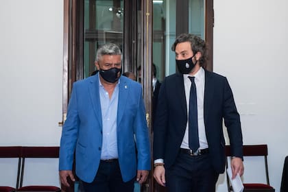 Claudio Tapia, junto al Jefe de Gabinete, Santiago Cafiero, luego de la reunión en la que se autorizó el regreso de los planteles de primera división a los entrenamientos.