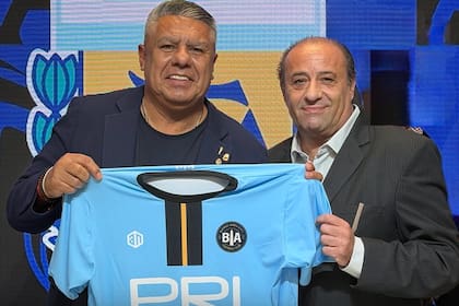 Claudio Tapia posa junto a Alfredo Azad, presidente de BA City FC y exgerenciador de varios equipos del ascenso
