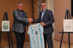 Claudio Tapia, presidente de la AFA y Aref Hamad Al Awani, secretario general del Abu Dhabi Sports Council, durante la firma del contrato entre ambos, en junio de 2022