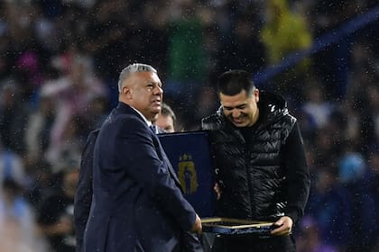 Claudio Tapia y Juan Román Riquelme, en un momento de extrema tensión