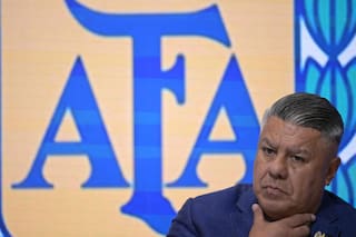 La AFA calla, los árbitros siguen y los sorteos no aparecen: algo huele mal en Tapialandia