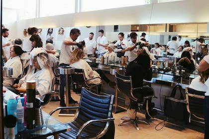 Claudio tiene a 800 trabajadores distribuidos en ocho peluquerías que desde que inició la cuarentena están sin trabajar