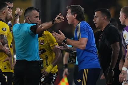Claudio Úbeda empezó a exasperarse con las primeras decisiones del árbitro colombiano Carlos Betancur, omitiendo amonestaciones a futbolistas de Barcelona y expulsando a su volante, aunque fue correcta.
