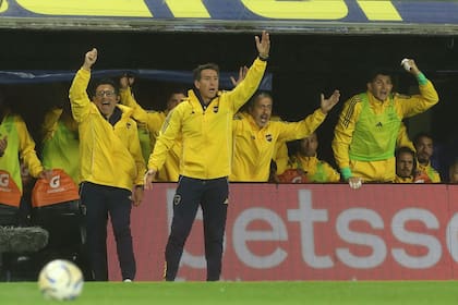 Claudio Úbeda fue el DT principal de Boca ante Newell's, ante la ausencia de Russo