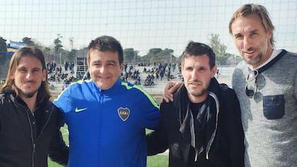 Claudio Vivas, con el buzo del club en el que es coordinador general de las divisiones inferiores; Rolando Schiavi (derecha.) exjugador y director técnico de la reserva