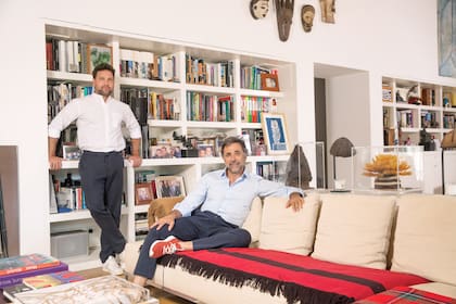Claudio y Felipe, en el living de la casa que tienen en El Descanso, rodeados de libros y de obras de arte, de importantes firmas como Julio Le Parc y Carlos Gallardo, entre otros.
