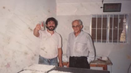 Claudio y su papá celebrando la apertura de la fábrica en La Lucila