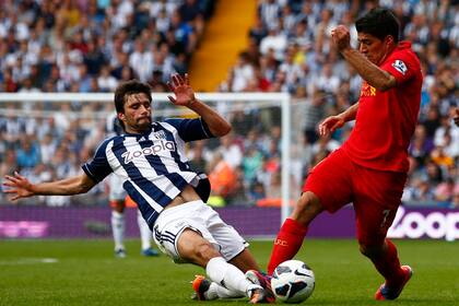 Claudio Yacob en un cruce ante el uruguayo Luis Suárez