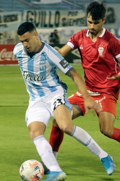 Claudio Yacob, volante de Huracán, persigue a Ramiro Carrera, autor del gol de Atlético Tucumán