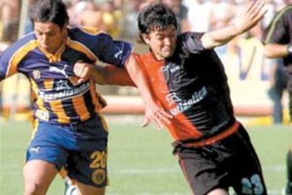 Claudio Yerbatero González y Gastón Aguirre, en el apasionado duelo rosarino