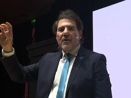 Claudio Zuchovicki en plena disertación ante empresarios