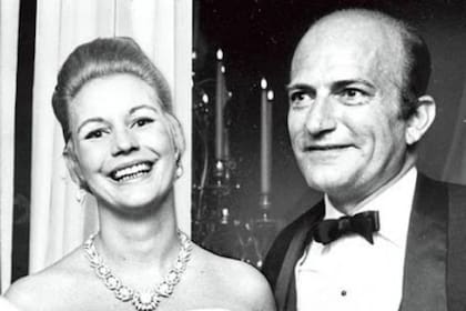 Claus von Bülow y Martha Sunny Sharp Crawford se casaron en 1966, tuvieron una hija en común y se mudaron a una despampanante mansión en Newport, Rhode Island, donde ella sufrió dos incidentes que la dejaron en coma