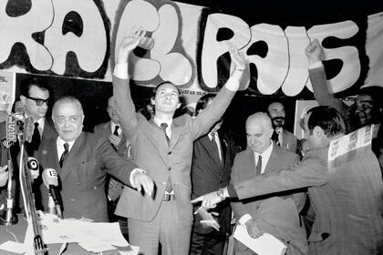Clausura de la campaña de la UCR en el teatro Astral con la fórmula Balbín-De la Rúa, en las elecciones de 1973