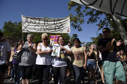 Familiares de Carlos Orellano exigen investigar a patovicas y policías, señalados como presuntos culpables de agredir al joven, cuyo cuerpo fue encontrado en el río Paraná