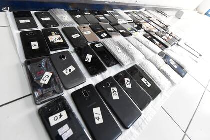 Clausuran un local de celulares robados en Flores