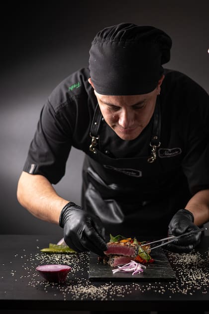 Clavijo tiene una larga trayectoria en la gastronomía. En Buenos Aires trabajó en el restaurante Bengal, donde incursionó en este tipo de cocina.