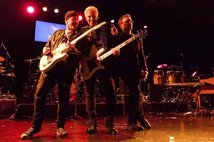 Clayton, flanqueado por The Edge y Bono, anteanoche, en el concierto a beneficio; el 10 y 11 de octubre llegan al Único de La Plata