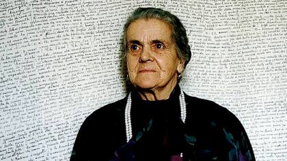 Clelia Marchi con su sábana detrás en 1992 (Foto Livi)