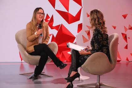 Clemencia Nicholson, CFO de Arbusta, junto con Carla Quiroga, periodista de LA NACION