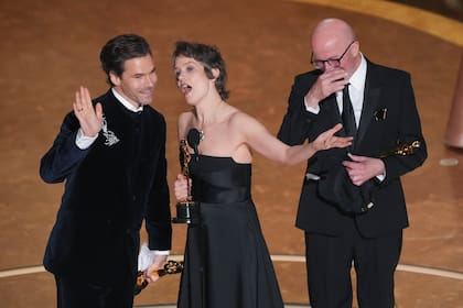 Clement Ducol junto a Camille y Jacques Audiard reciben el premio a la Mejor canción original por "El Mal" de Emilia Pérez
