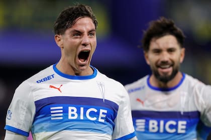 Clemente Montes se llena la boca de gol; detrás, lo sigue Fernando Zampedri, el 9 argentino capitán de la Universidad Católica de Chile