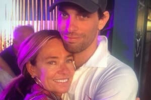 Clemente Zavaleta (h,), polista de 36 años que sufrió un grave accidente jugando al polo, junto a su madre, la Trilliza María Emilia