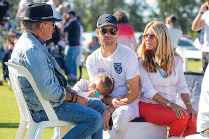 Clemente Zavaleta padre e hijo, María Emilia Fernández Rousse y una de las hijas del polista junto a Isabelle Strom.