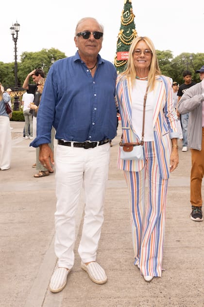 Clemente Zavaleta y la trilliza María Emilia, muy canchera con su tailleur a rayas