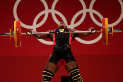 Clementine Meukeugni Noumbissi, de Camerún, suelta la barra durante un levantamiento de pesas femenino en la categoría de 87 kilos