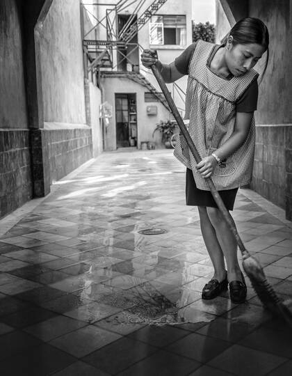 Cleo (Yalitza Aparicio) es la empleada protagonista del film de Alfonso Cuarón