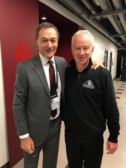 Con John McEnroe, rival con el que Clerc se cruzó en la Copa Davis de 1981 y con el que hoy se da un abrazo.