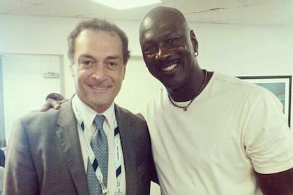 Ya retirado, posando con Michael Jordan; Clerc se codeó con la elite del deporte mundial.