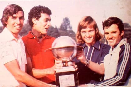 El primer triunfo del tenis juvenil por equipos, la Copa Galea de 1977: el Pato Rodríguez, Clerc, Gattiker y Dalla Fontana.